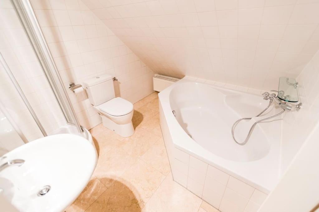 Luxurious Maisonette Apartment At The Heart Of Bécs Kültér fotó
